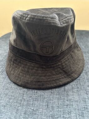Sergio Tacchini Black Logo-Trim Bucket Hat